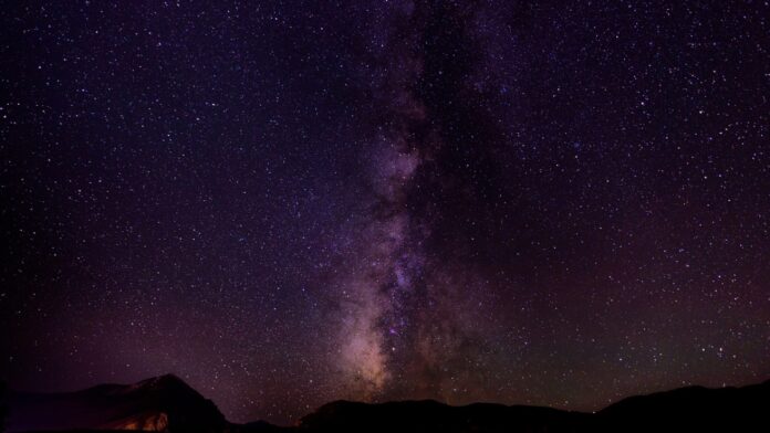 astrophotographer-captures-milky-way-over-easter-island’s-moai-during-eclipse